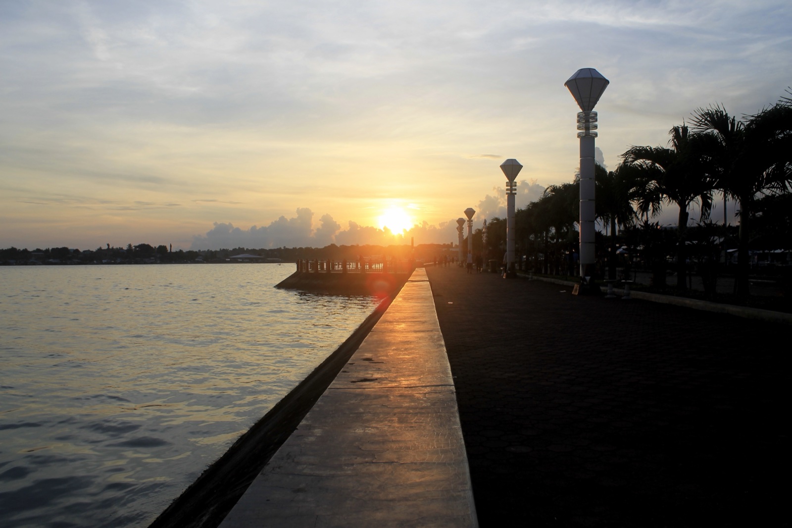 Puerto Princesa Baywalk at sunset